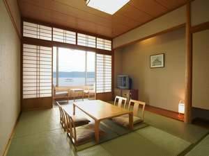 清潔感のある和室のお部屋はゆったり寛げる１０畳の広さ。錦江湾に面した明るいお部屋です。