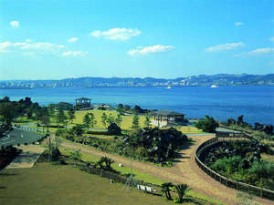 「絶景マグマ温泉の宿「レインボー桜島」」のお部屋から眺める風景。鹿児島市街地と錦江湾を一望できます。（海側客室のみ）