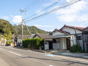 「Udo　Seaside　Villa　Nanami」の鵜戸（うど）は有名な神社と小さな港のある集落で、Nanamiはその中にあります。