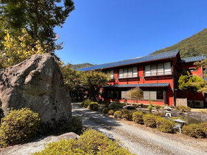 「山あいの隠れ家　湯宿　梅ぞ乃」の駅から歩いて５分の温泉宿。静かな山あいと清流が通る自然の中、ゆっくりとお過ごしください。