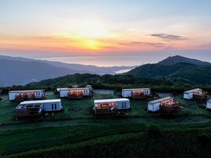 「THE　GLAMPING　箱根十国峠」の日の出