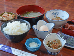 *【朝食一例】素朴であったかい和定食。女将が作るお漬物や梅干もお試しくださいませ。