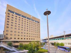 「ホテル　アゴーラ　大阪守口」の【ホテル外観】関空リムジンのバス停もホテル前信号を渡ってすぐ！