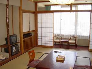 【城下町側客室】古いタイプの御部屋です。