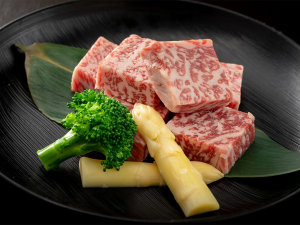 赤と白のコントラストの美しい和牛、千屋牛。和牛のルーツとも言える珍しいお肉をご賞味ください