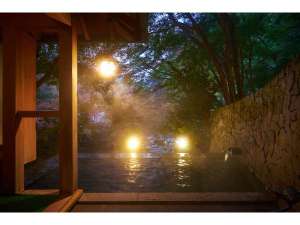露天風呂『翠雲の湯』は早川沿いに位置し、瀬音をお楽しみいただけます。