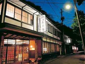 「朝夕個室食と貸切風呂の宿　花巻台温泉　松田屋旅館」の和モダンの玄関。開放感のあるロビーがお迎えいたします。