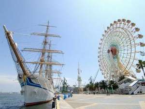 神戸港は様々な船が行きかいエキゾチックな雰囲気です