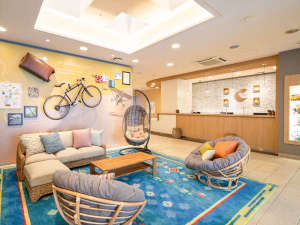 「コンフォートイン那覇泊港」の【フロント・ロビースペース】リゾート感のある開放的なスペースです。