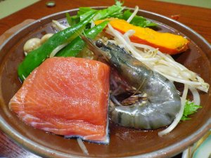 【夕食一例】新鮮な魚介をジュ！海鮮陶板焼きはお好きな焼き加減でどうぞ♪