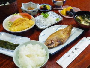 【朝食一例】焼き魚やオムレツ、わかめのお味噌汁等、和定食をご用意致します。