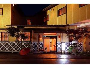「猿ヶ京温泉　料理旅館　樋口」の玄関のむこうには温かいおもてなしが待っています