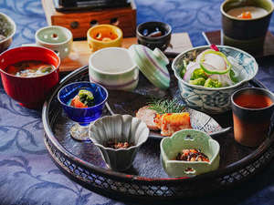 【朝食】美味しいものを少しずつ、地の恵みを活かした味わい深き和の朝食。穏やかな時間をごゆるりと。