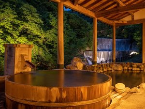 「水織音の宿　山水荘」の太子の湯は、夜瀧のライトアップを眺めながら入浴が楽しめます。