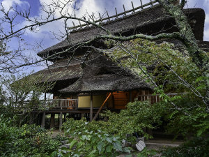 「神話が息づく出雲ノ国　古代ロマンの宿　松園」の*【離れ：健部の郷の宮処】古代の宮殿をイメージした高床式の建物。特別な休日にぜひご利用下さい。