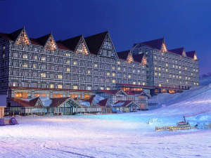ホテルの目の前は白銀に染まるスキー場！ゲレンデ側の客室からは幻想的な夜景も楽しめます