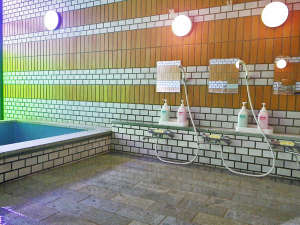 *男性大浴場/明るい浴場内。のんびりと心安らぐ時間をお楽しみください。