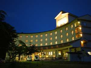「蔵王四季のホテル」の扇型の曲線が美しいホテル外観