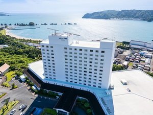 「メルキュール和歌山串本リゾート＆スパ（旧H＆R和歌山串本)」の海抜約38ｍの高台に建つリゾートホテルです。太平洋一望の絶好のロケーションをお楽しみください。