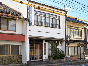 「旅館　朝日館」の*【施設一例】外観。安来駅から徒歩1分♪真心こめたおもてなしでお迎え致します。