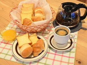 パンと飲み物はおかわり自由となります。※パンの種類は仕入れにより異なります。