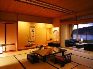 日本建築を粋を集めた40坪の特別室。12畳の和室と洋風応接室、独立した10畳のベッドルーム。