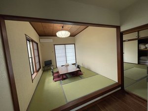松の間_扉を挟んで２部屋ございます。