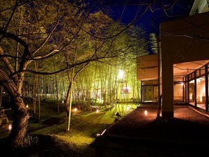 「丹後の湯宿　ゑびすや」のロビーやダイニングから見える竹林庭園のライトアップ