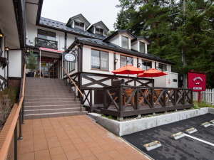 【外観】富士山ろくの西湖にたたずむクラシックなホテル