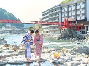 解放感最高！どなたでもご入浴できます。湯あみ着のレンタルございます（川湯からの眺望）