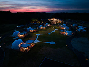 「ＩＳＵＭＩＧｌａｍｐｉｎｇＲｅｓｏｒｔ＆Ｓｐａ　ＳＯＬＡＳ」のグランピングエリア　夜の姿