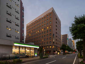 「コートホテル新横浜」の外観夕景