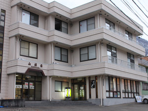 「山緑荘」の*【外観】白山一里野スキー場目の前に建つ宿。