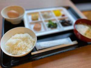 魚の出汁がしっかりきいた漁師汁と温泉卵の朝ごはん！しっかり食べていってらっしゃ〜い