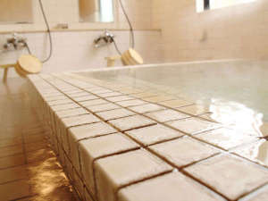 *【大浴場】入れば分かる泉質の良さ！開湯400年以来沸き続ける鶯宿温泉