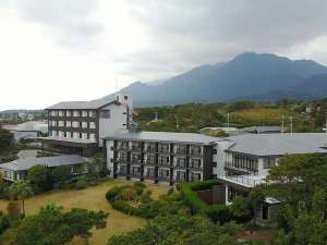 「屋久島グリーンホテル」の海側からの全景