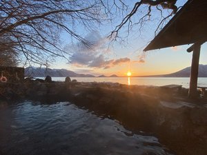 「丸駒温泉旅館」の支笏湖一望！朝日でととのう秘湯リゾート