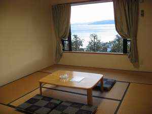 大きな窓から伊豆半島をのぞむ絶景が楽しめるコテージ棟客室