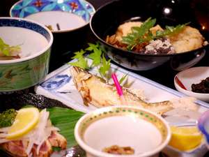 【お料理一例】山川の幸をふんだんに使用した山菜料理をお楽しみください。