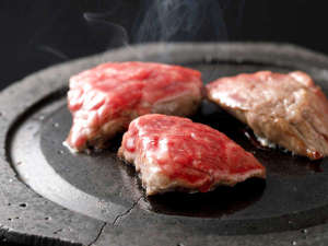 希少なご当地牛。能登牛を石焼ステーキで贅沢に。トロけるように柔らかく肉の旨みが口いっぱいに広がります
