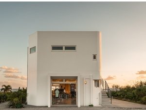 「Cruise　Room　DESLIE」の伊良部島のリゾートエリアに真っ白な建物、とても良い雰囲気です。
