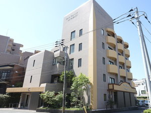 「ホテルセンチュリー　宮崎」のJR宮崎駅＆アミュプラザ宮崎まで徒歩５分。緑豊かな閑静な住宅街の中に位置します。