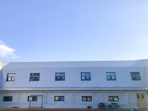 「西軽井沢ホテル　アトリエ・ブルゥ　by　LONGINGHOUSE」のbla（青）の空と建物