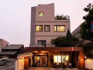 「博多の宿　旅館まいだし」の旅館正面の前とすぐ隣に専用駐車場がございます。中型・8メートルの大型も駐車可能です。