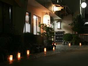 「十津川温泉　田花館」の夜の外観になります。