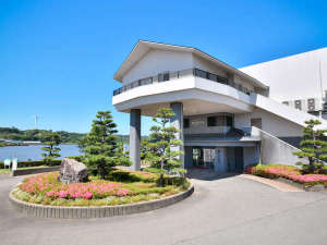「あわら北潟温泉　ｈａｎａゆらり」の●外観　北潟湖畔沿いに位置する当館。全室レイクビューとなっております。