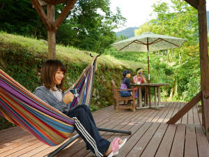 【ハンモック】お庭のウッドデッキにはハンモック。読書したり、うたた寝したり心地よい風が通ります。