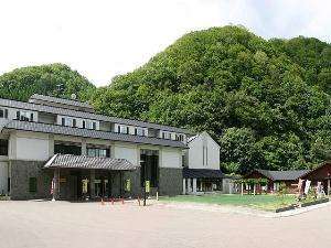「ホテル函館ひろめ荘」の山あいの川のほとりに建ち、四季の彩りが楽しめます。