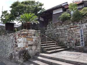 「宿坊対馬西山寺」の西山寺の風情ある石垣