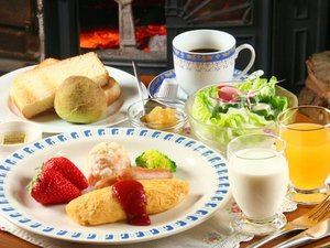 【料理】　朝食　手作りパンと自家製ジャム、新鮮野菜のサラダやフルーツをどうぞ